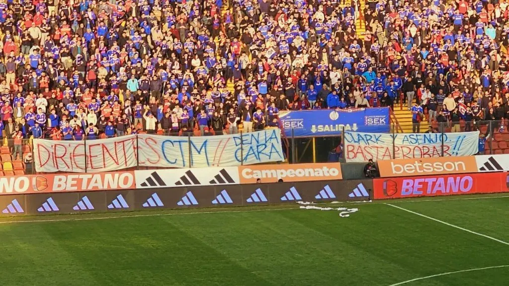 La protesta de los hinchas de la U contra Azul Azul (La Voz Azul)