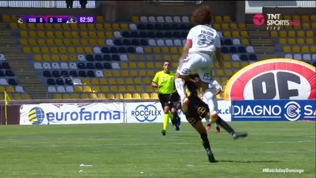 El momento del choque de Dixon Pereira con Maxi Falcón (Captura)