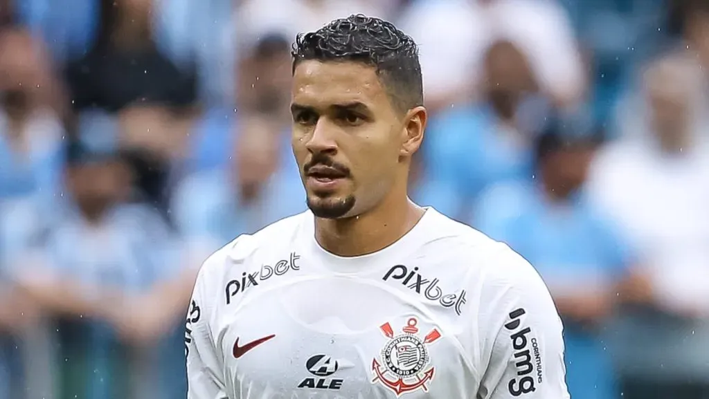 Lucas Veríssimo caminha para trocar o Corinthians por rival do Brasileirão (Photo by Pedro H. Tesch/Getty Images)