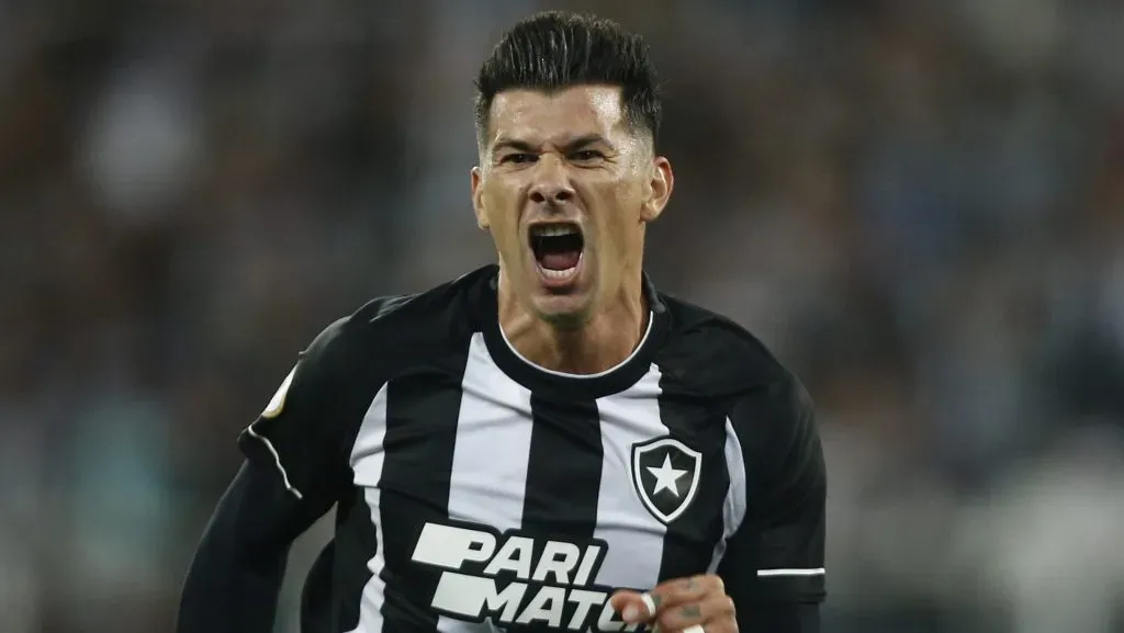 Mercado da bola Víctor Cuesta entra na mira de novo clube e pode deixar o Botafogo