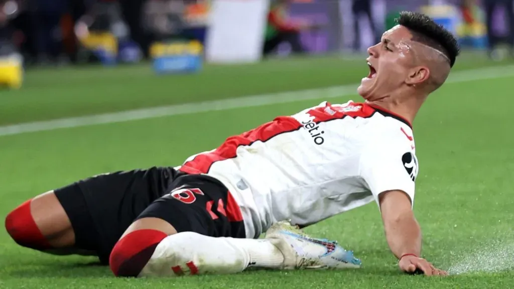 O novo alvo do Flamengo na janela é Carlos Alcaraz, meia atualmente no Southampton. (Foto: Alex Pantling/Getty Images)