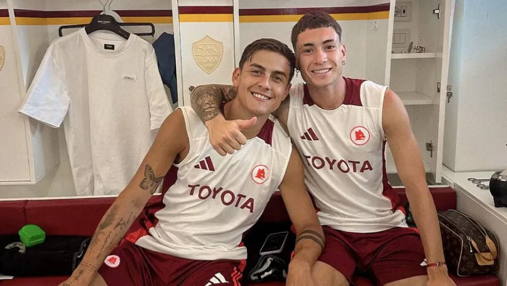 Matías Soulé junto a Paulo Dybala.