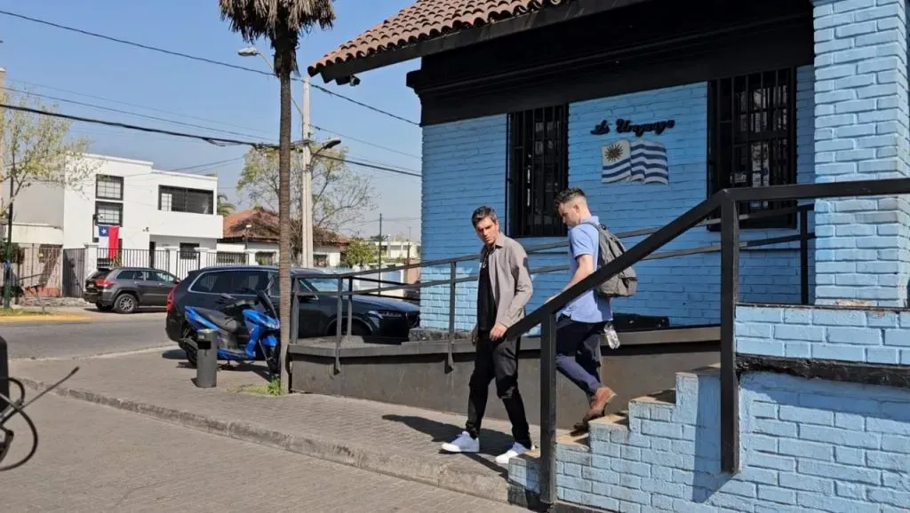 Mauricio Pellegrino saliendo de las Parrilladas La Uruguay (Radio ADN)