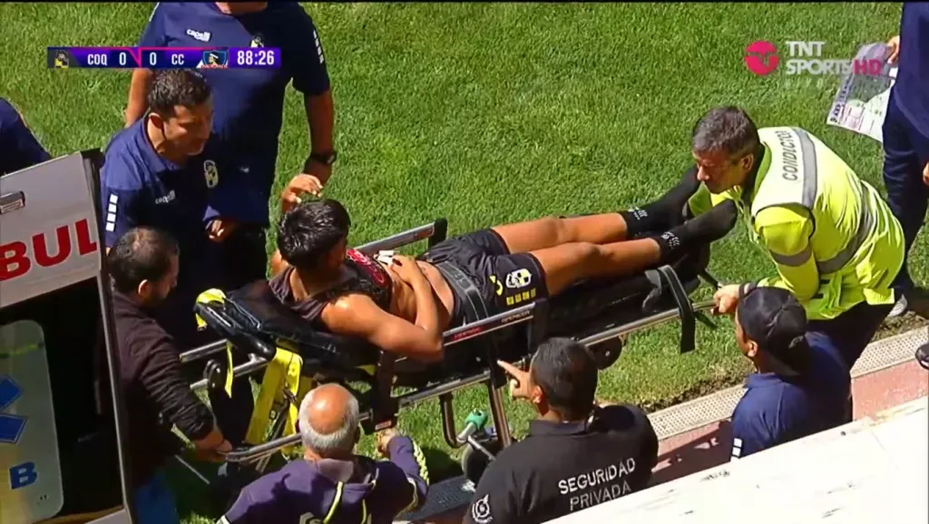 Tras el golpe, el jugador de Coquimbo debió salir de la cancha en ambulancia (Captura)