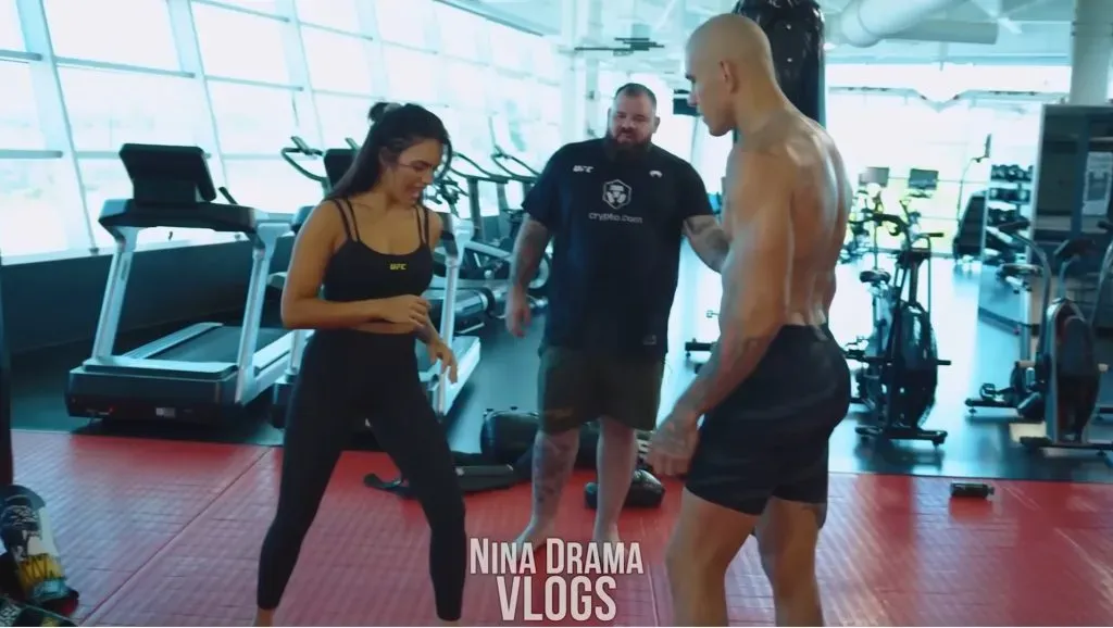Nina Drama pone a pruerba a Alex Pereria.