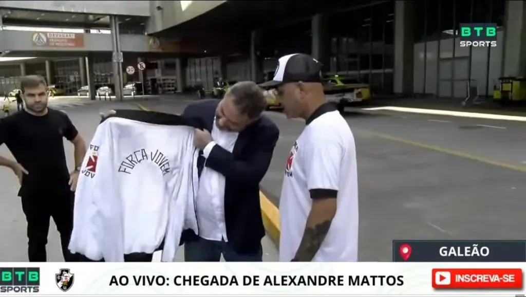 Mattos é recebido por integrantes da principal organizada do Vasco. Foto: Reprodução YouTube/BTB Sports