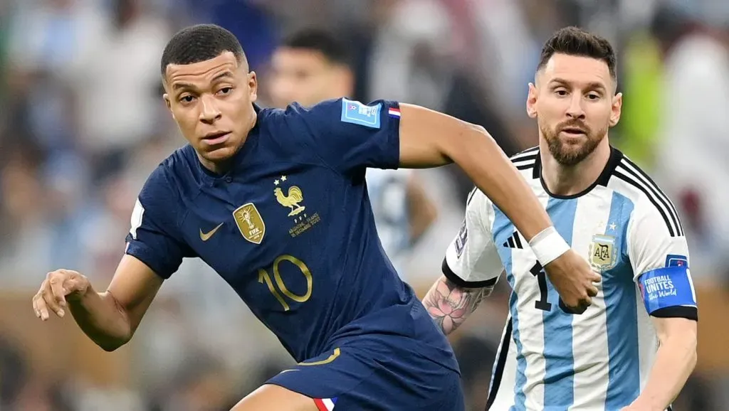 Mbappé vs Messi. (Photo by Dan Mullan/Getty Images)