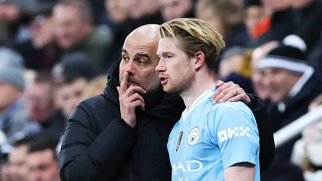 Guardiola conversa com De Bruyne na beira do gramado. Foto: Alex Livesey/Getty Images