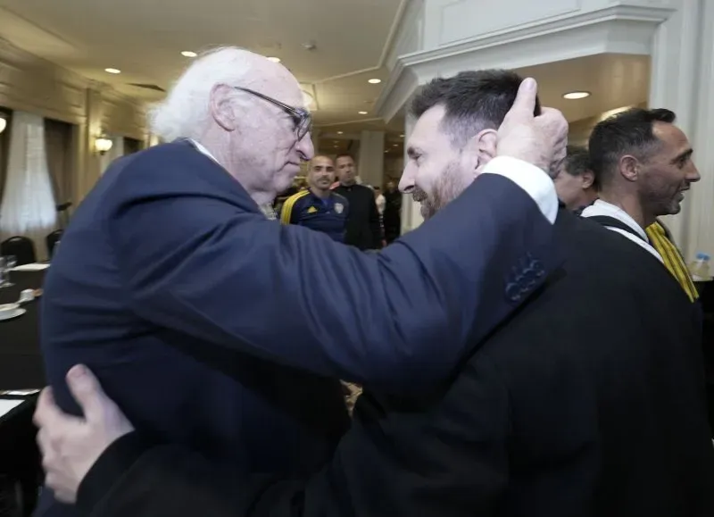 Carlos Bianchi y Lionel Messi en la despedida de Riquelme en 2023 (Boca Oficial)