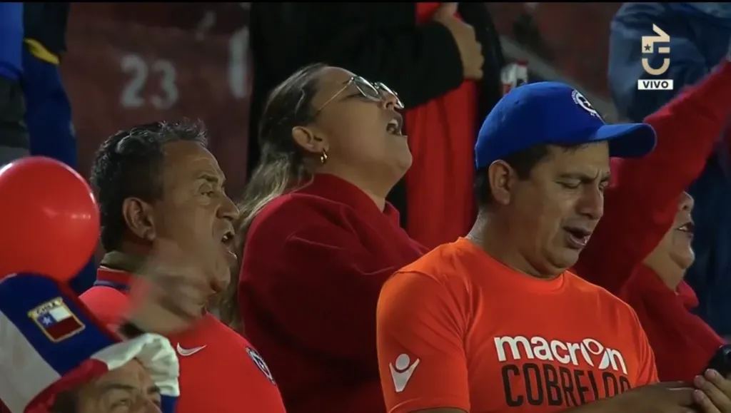 Pocos fueron los hinchas que llegaron al estadio en Quito. Foto: CHV.