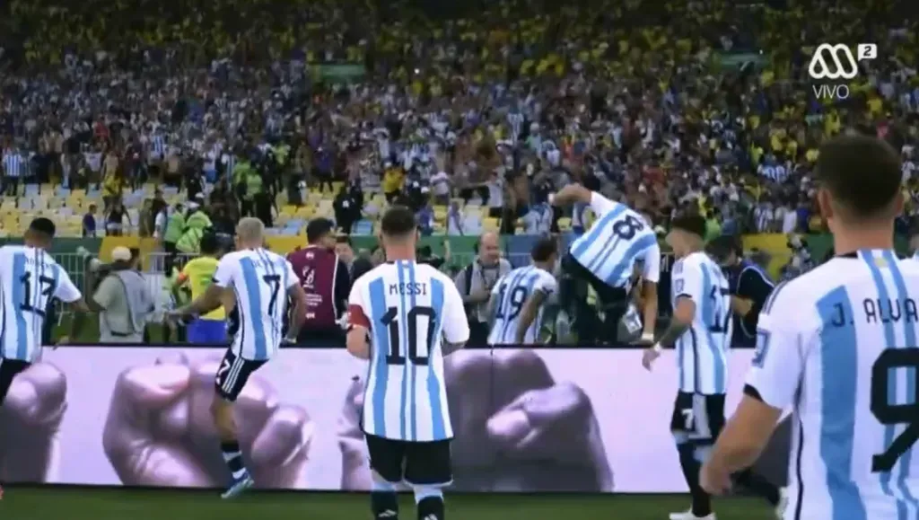 Los jugadores argentinos fueron a ver a los hinchas.