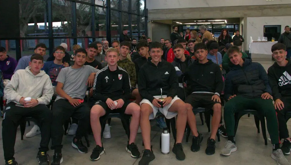 Los juveniles de la pensión de River siguieron con atención el Foro de Salud Mental realizado en el SUM.