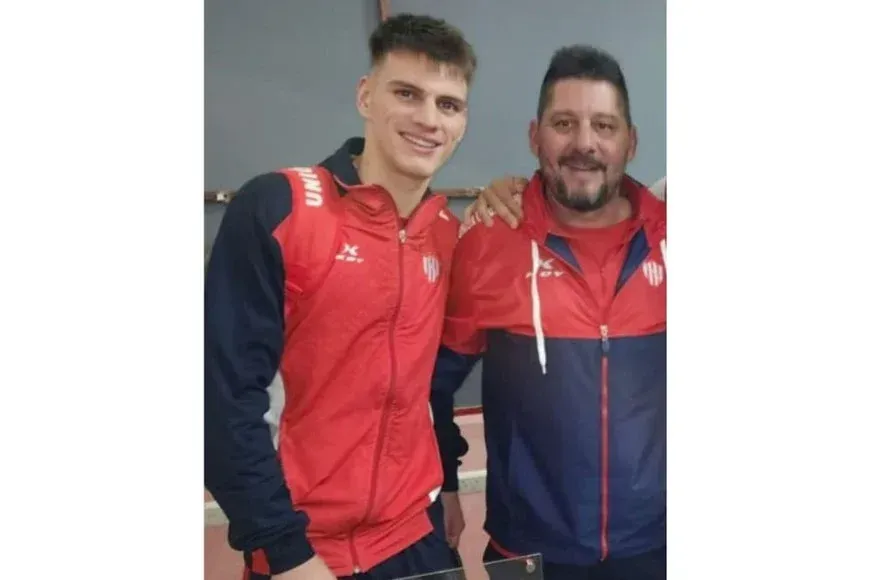 Kevin Zenón junto a Marcelo Aranda, formador de Unión