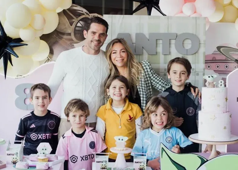 Fernando Gago junto a sus hijos, y también los dos hijos de su actual pareja, Verónica Laffite. (Instagram)