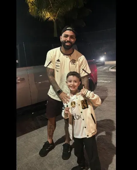 Gabigol e seu fã, Arthur Rodrigues. Foto: Reprodução Instagram.