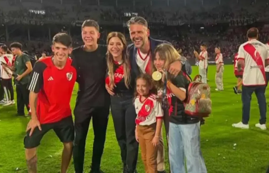 Facundo Bono, a la izquierda, junto a la familia de Martín Demichelis (Foto: captura de América)