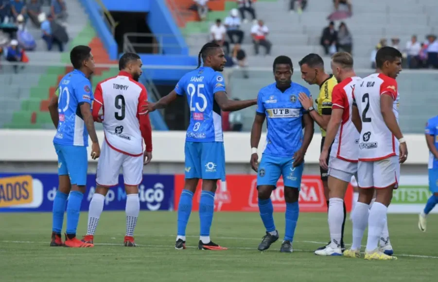 Juan Lara arbitrando en la final del torneo boliviano. (Foto: RedUno Bolivia)