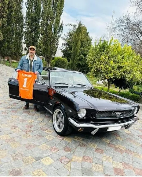 Claudio Bravo y su Ford Mustang.