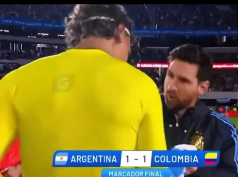 El momento en que Messi y Ríos intercambian camisetas. Pantallazo Gol Caracol.