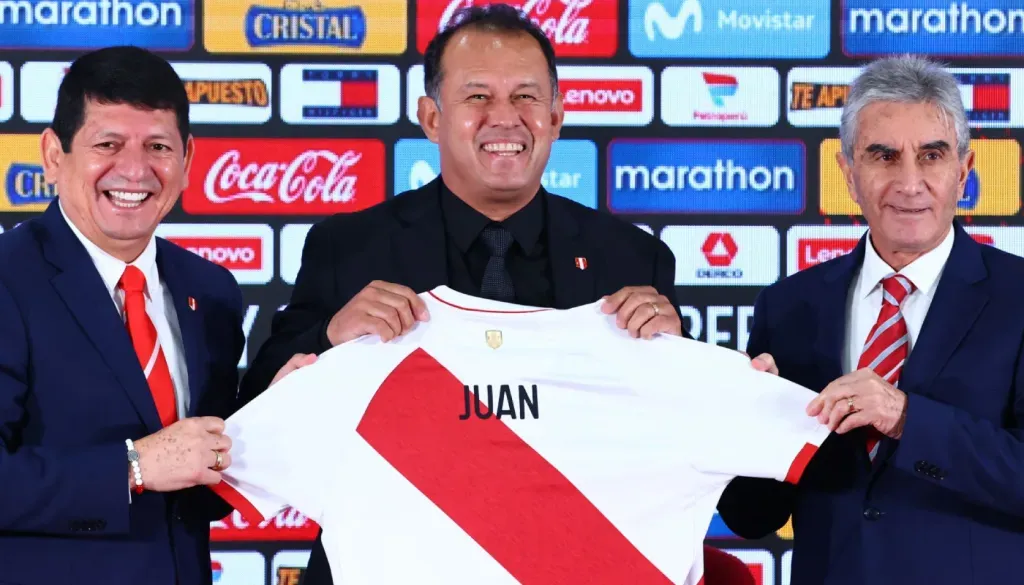 Reynoso como técnico de Perú. (Foto: Selección Peruana Prensa)