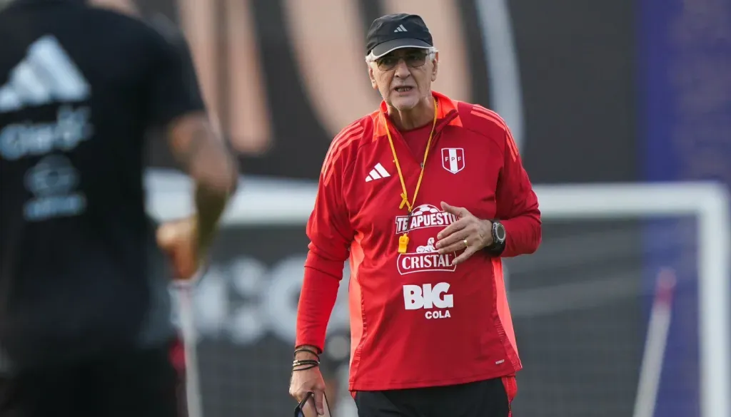 Fossati dirigiendo a Perú. (Foto: IMAGO)