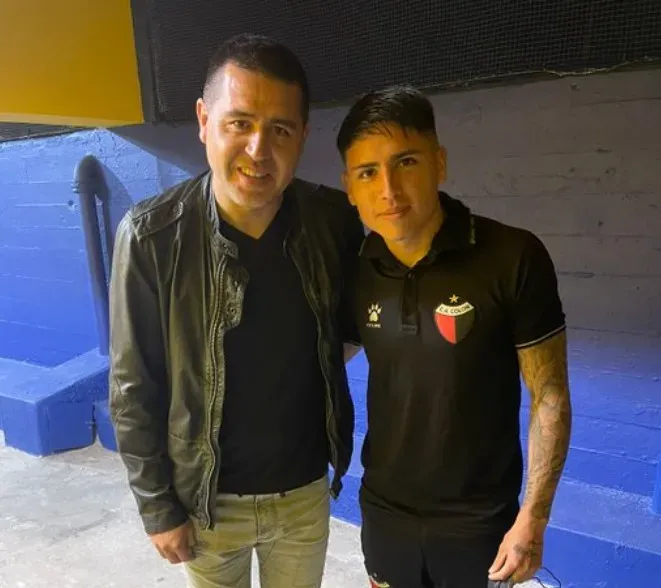 Farías se fotografió con Riquelme en su visita a La Bombonera.