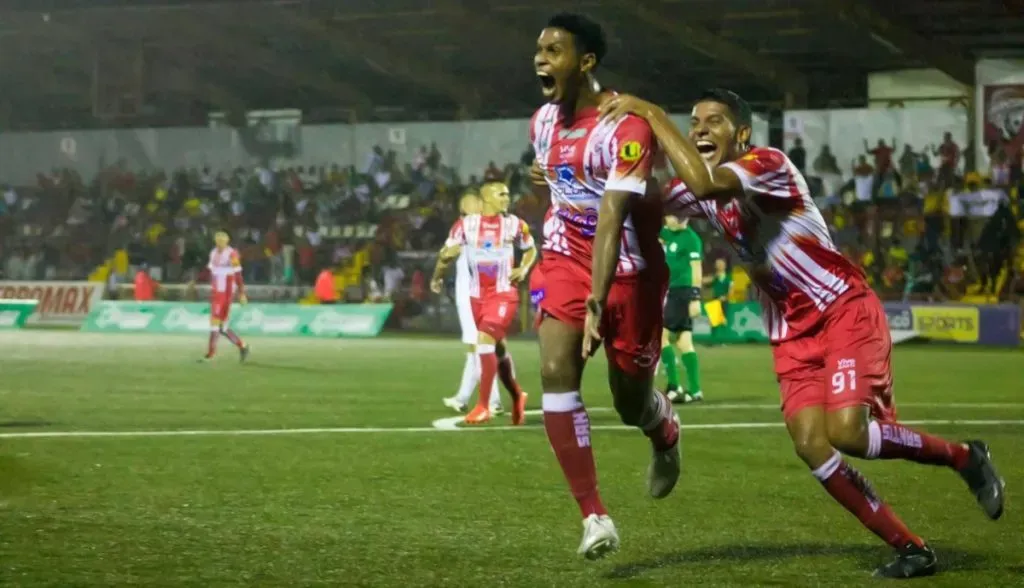 Óscar Linton celebrando el gol ante Herediano