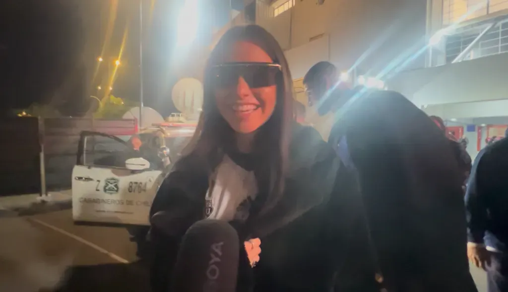 Emilia Dides se sacó fotos con los hinchas de U de Chile en el Estadio Nacional.