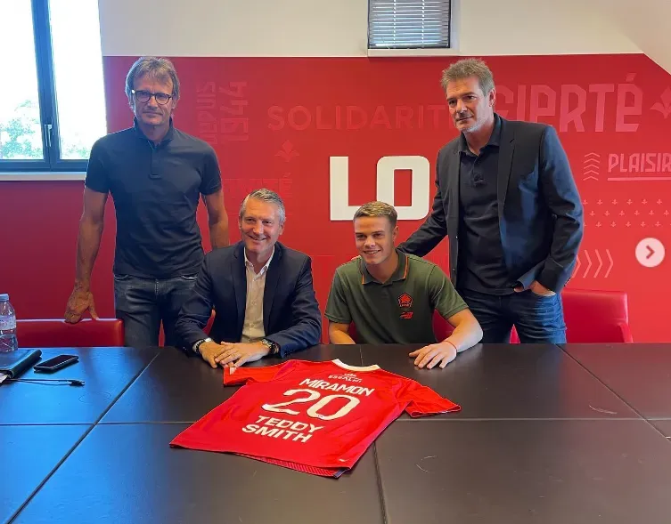 Miramon y Guly en el momento de la firma de contrato con Lille.