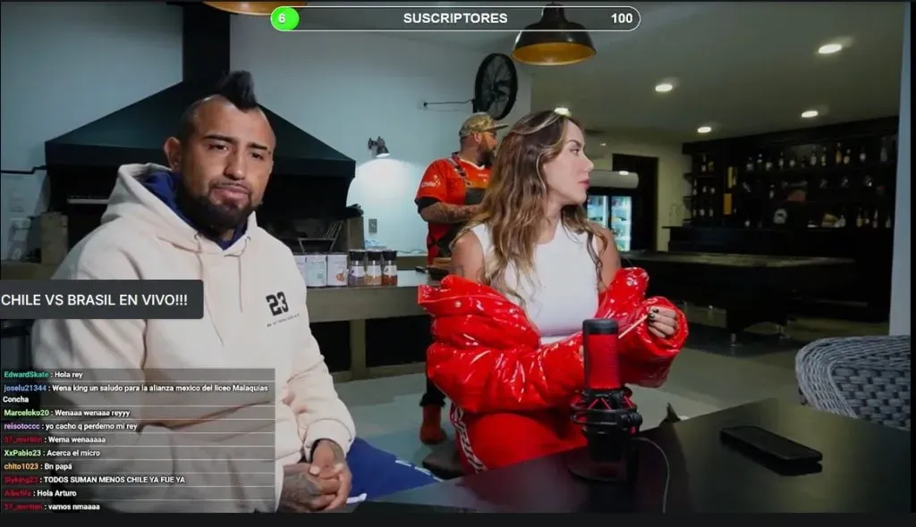 Arturo Vidal junto a su novia Sonia Isaza en su transmisión por Kick (Captura)