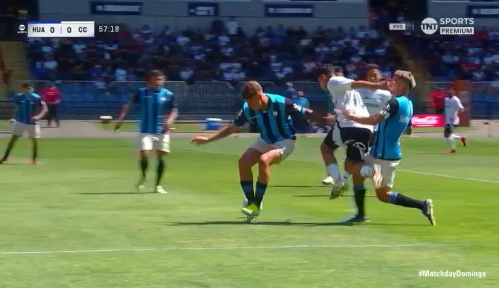 La falta sobre Claudio Aquino que fue marcada como penal para Colo Colo.