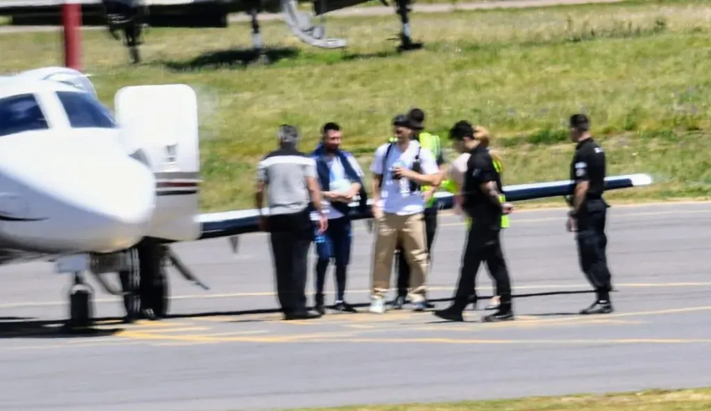 Messi aterrizando en Rosario para pasar el día de la madre.