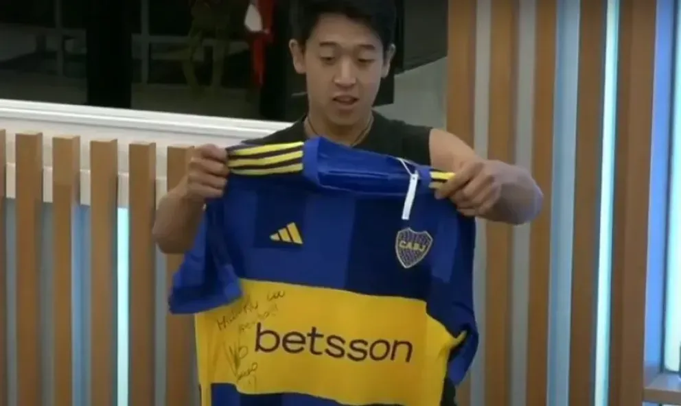 A Martín Ku le regalaron una camiseta de Boca firmada por Chiquito Romero.