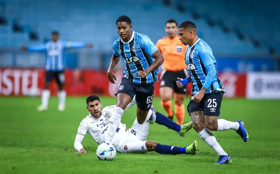Riquelme com a bola no jogo do Grêmio contra o Sportivo Luqueño. (Foto: Lucas Uebel/Grêmio FBPA)