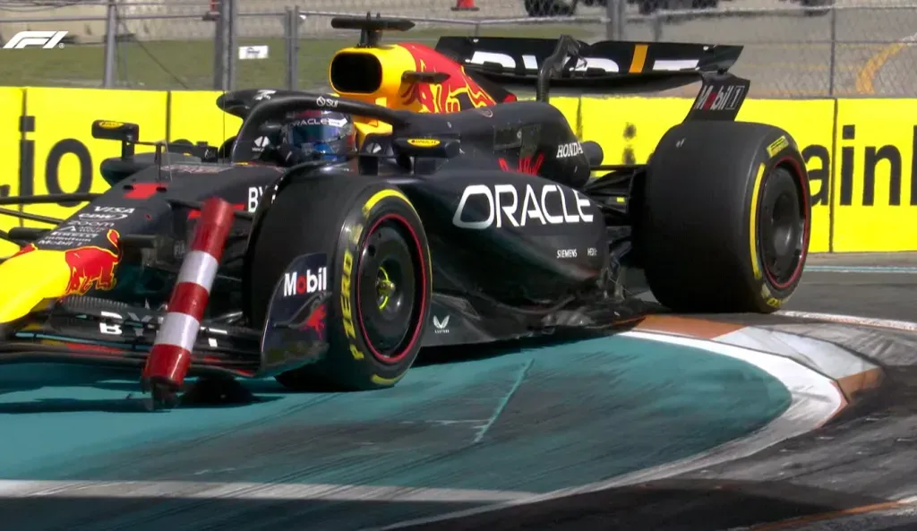 Max Verstappen tuvo un pequeño despiste y dejó un objeto sobre la pista. (Captura F1).