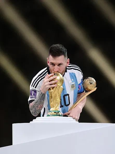 Messi beijando a taça da Copa do Mundo após vencê-la. Foto: Julian Finney/Getty Images.