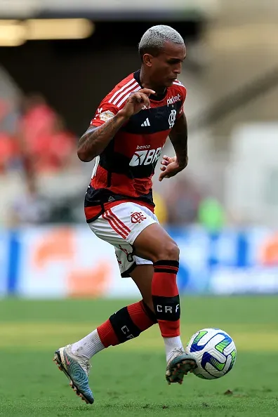 Wesley conduz a bola no Flamengo. Foto: Buda Mendes/Getty Images
