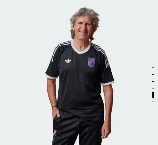 Daniel Morón con la nueva camiseta.