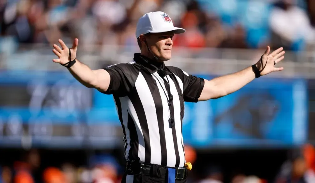 Árbitro de la NFL explicando sus decisiones al público: Getty Images
