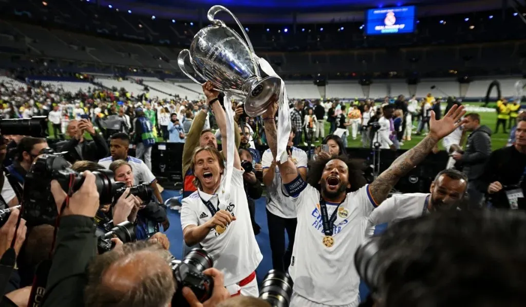 Luka Modric y Marcelo levantan la Champions del Madrid ganada en mayo del 2022: Getty Images
