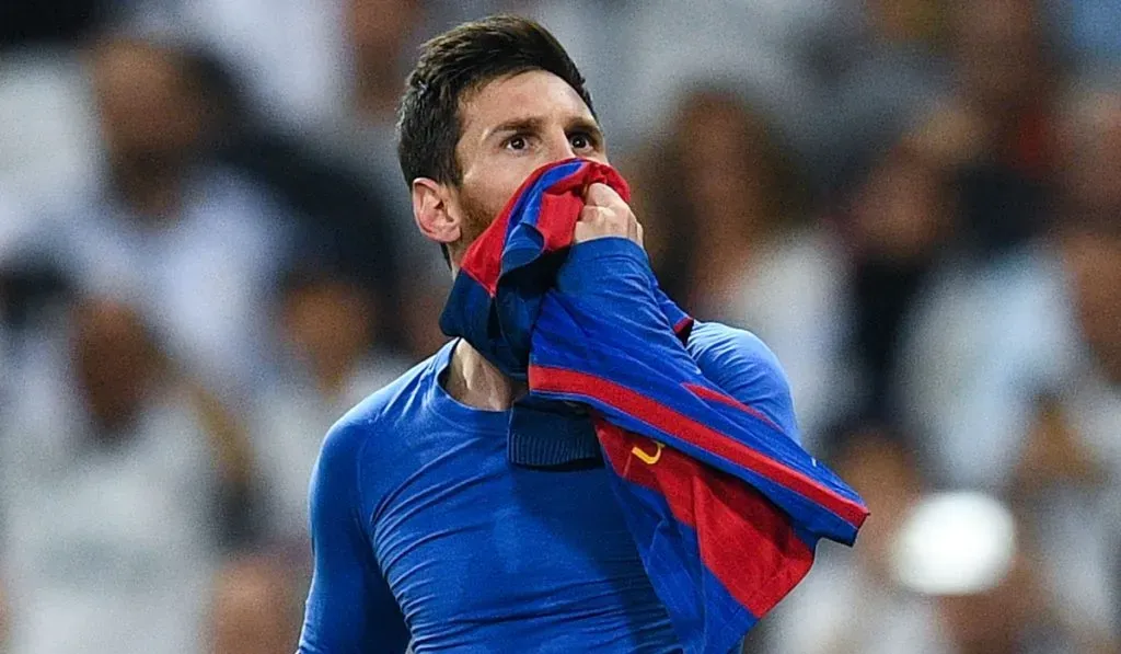 Lionel Messi besando el escudo del Barcelona tras marcar en el Bernabéu: Getty Images