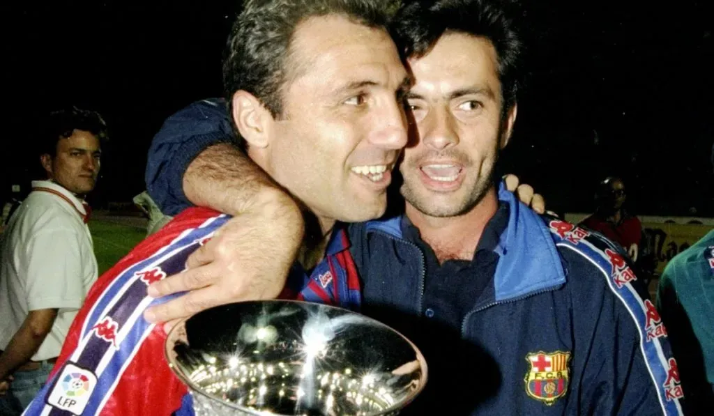 Hristo Stoichkov y José Mourinho festejan un título del Barcelona: Getty Images