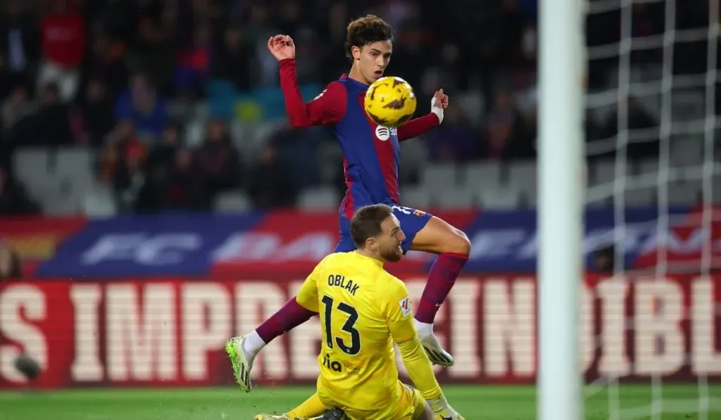 Joao Félix picándola para adelantar al Barcelona contra Atlético de Madrid: Getty Images