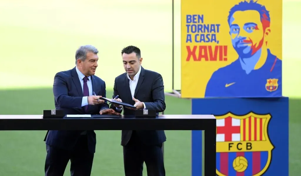 La presentación de Xavi Hernández como entrenador del Barcelona junto a Joan Laporta: Getty Images