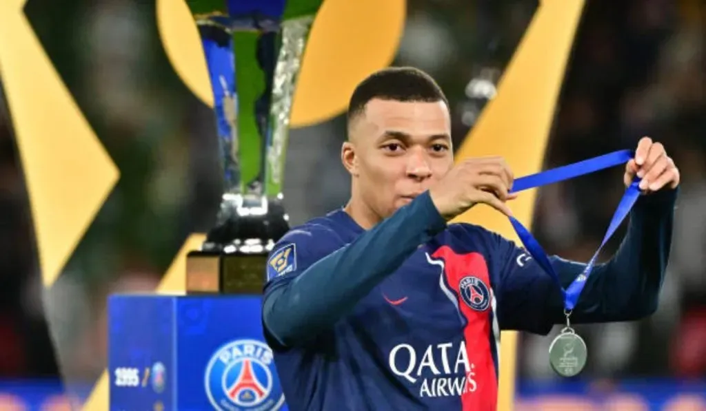 Kylian Mbappé festeja el título de Supercopa de Francia ganado anoche ante Toulouse: Getty Images