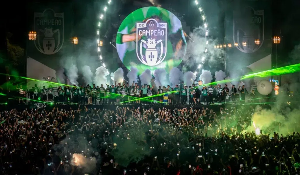 Fanáticos del Sporting festejan el título ganado hace unas horas: IMAGO