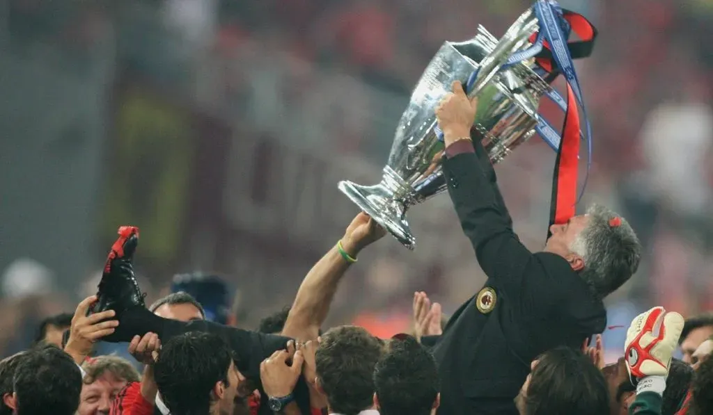 Ancelotti levanta la Champions del 2007 como DT de AC Milan. (Foto: Imago)
