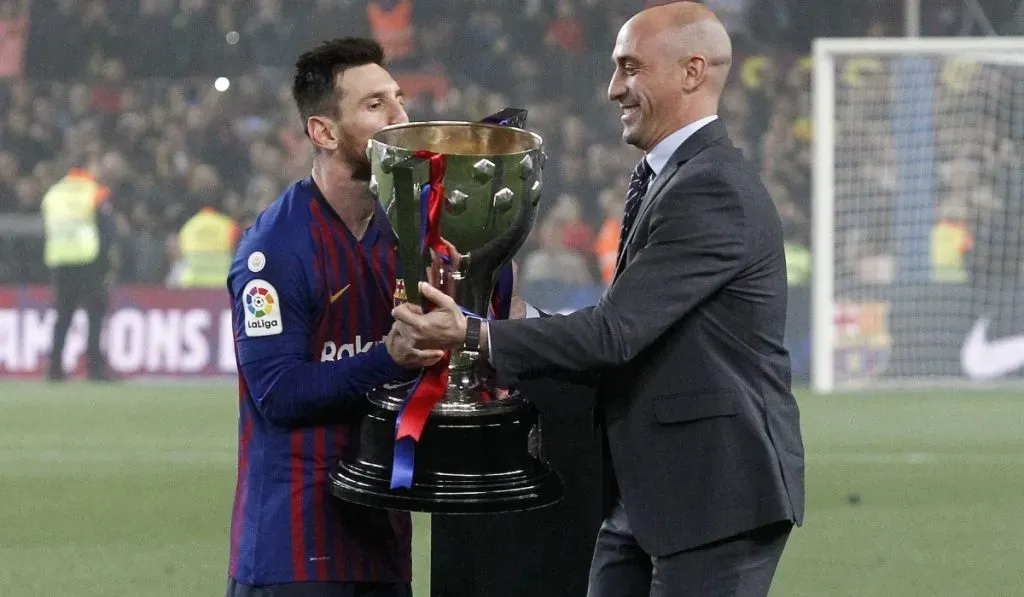 Luis Rubiales y Leo Messi en la entrega de un título de LaLiga: IMAGO