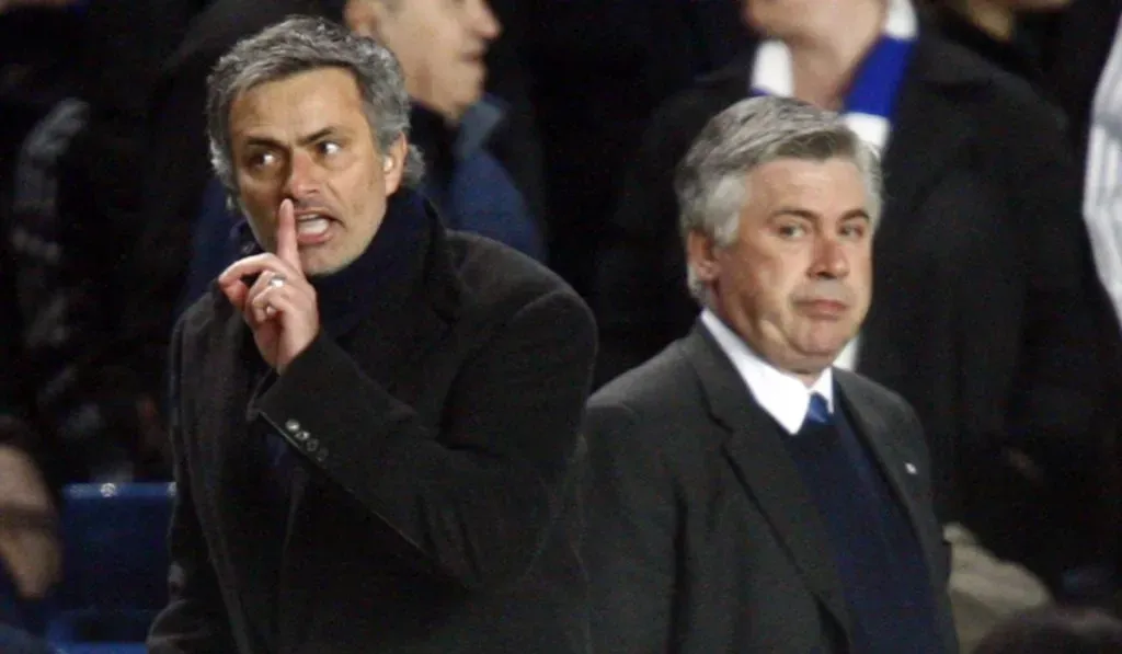 Ancelotti y Mourinho durante un Chelsea vs. Inter de Milán en 2010: IMAGO