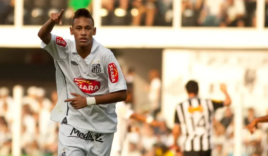 Neymar festeja uno de sus goles en su primer paso por Santos de Brasil: IMAGO